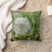 Coussin Fleur de pissenlit blanc sur herbe verte (Couverture)
