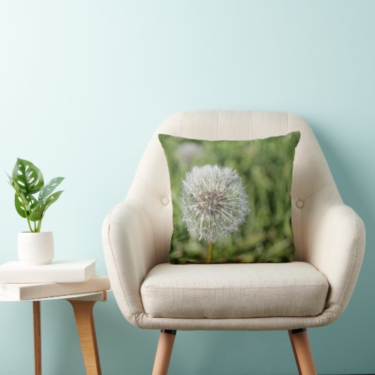 Coussin Fleur de pissenlit blanc sur herbe verte (Chaise)