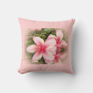 Coussin fleur d'hibiscus rose dans l'eau