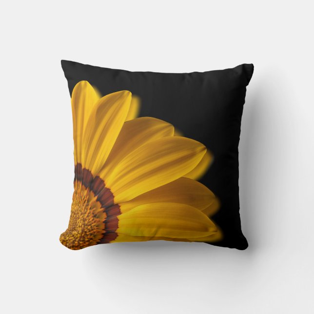 Coussin Fleur jaune sur arrière - plan noir (Recto)