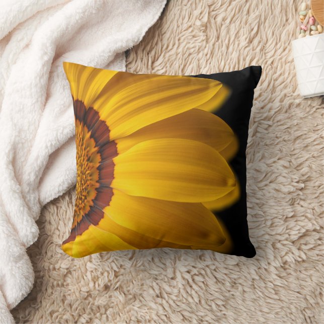 Coussin Fleur jaune sur arrière - plan noir (Couverture)