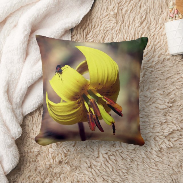 Coussin Fleur Lily De Truite Sauvage Et Ami D'Insecte (Couverture)
