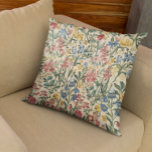 Coussin Fleur sauvage floral antique<br><div class="desc">Cette conception peut être personnalisée en choisissant l'option Modifier la conception. Vous pouvez également transférer sur d'autres objets. Contactez-moi à l'adresse colorflowcreations@gmail.com ou utilisez l'option conversation en haut de la page si vous souhaitez avoir cette conception sur un autre produit ou si vous avez besoin d'aide pour cette conception. Je...</div>
