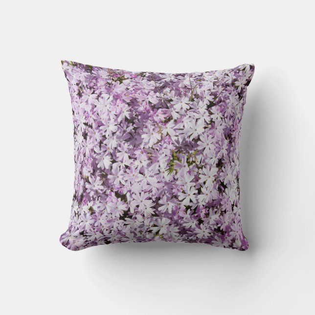 Coussin Fleur violette, cadre de fraîcheur estivale. (Recto)