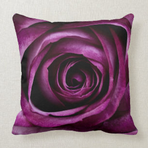 Coussin Fleur violette foncé en gros plan