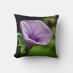 Coussin Fleur violette sur Arrière - plan vert