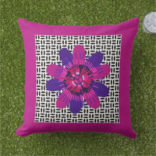 Coussin Fleurir en rose et violet sur fond noir et blanc
