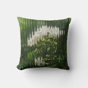 Coussin Fleurs blanches abstraites à travers un verre cann