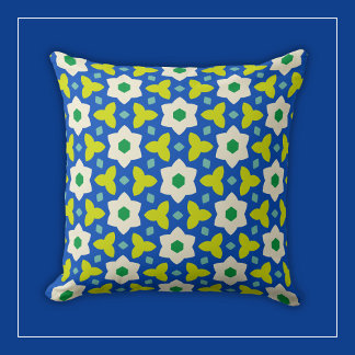 Coussin Fleurs blanches sur fond floral géométrique bleu e