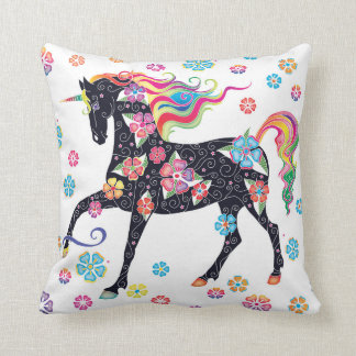 Coussin Fleurs bleu-foncé d'arc-en-ciel de licorne