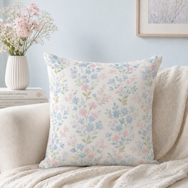 Coussin Fleurs bleues élégantes (elegant girly grandmillennial pale blue blush pink floral pattern throw pillow)