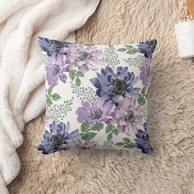 Coussin Fleurs bleues et lilas sur fond blanc. (Couverture)