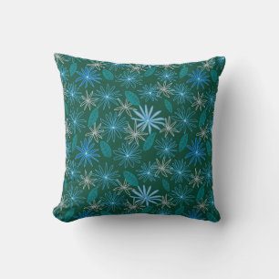 Coussin Fleurs bleues parmi le vert de la forêt