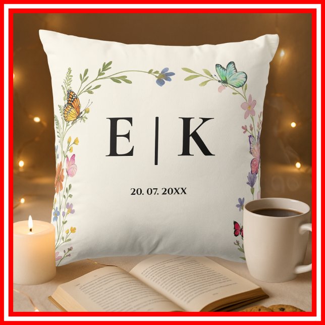 Coussin Fleurs Boho Fleurs Sauvages Monogramme Papillon (Créateur téléchargé)