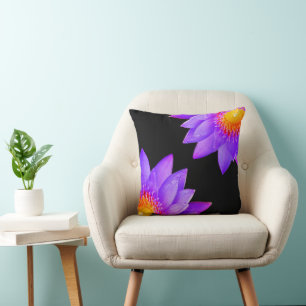 Coussin Fleurs de lotus violettes sur fond noir