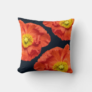 Coussin Fleurs de pavot rouges sur fond noir.