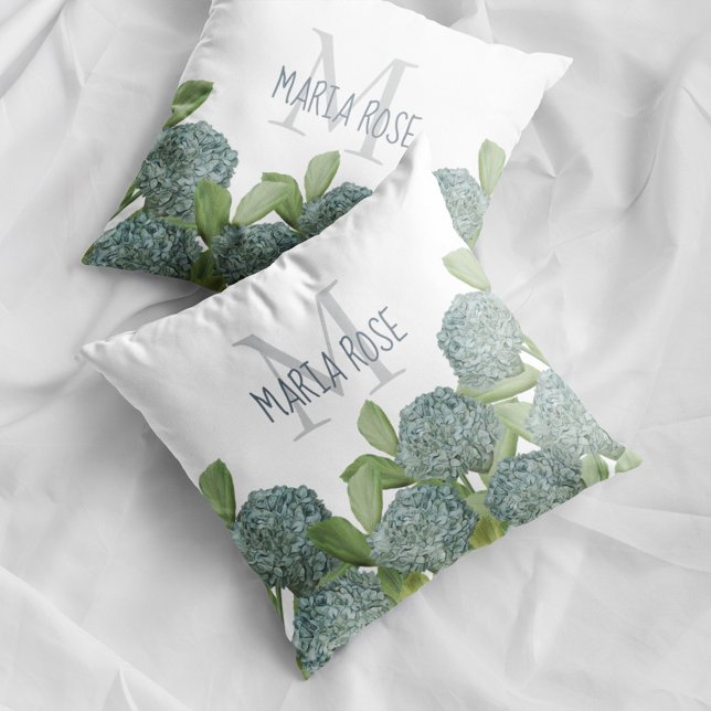 Coussin Fleurs d'été Hydrangea Chic Élégant (Blue hydrangea floral monogram pillow with personalized name botanical home decor accent.)