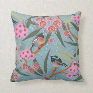 Coussin Fleurs d'eucalyptus aux oiseaux roses et bleus