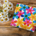 Coussin Fleurs hippies brillantes et audacieuses Printemps<br><div class="desc">Ajoutez une touche lumineuse à votre canapé avec ce coussin à motifs. Il a un style rétro avec des fleurs de marguerite hippie qui se chevauchent en jaune vif,  bleu et rose magenta. Les graphismes dessinés à la main sont conçus pour imiter l'impression de style risographe classique</div>