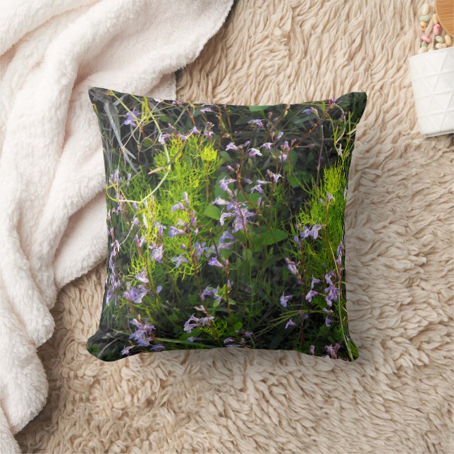 Coussin Fleurs sauvages dans un champ de verdure (Couverture)
