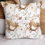 Coussin Fleurs sauvages d'automne neutres Boho tendance su<br><div class="desc">Cette coussin branchée présente un joli motif d'automne boho de fleurs sauvages neutres,  en terre cuite et rose vif et de feuilles verts avec des papillons sur un arrière - plan blanc. Personnalisez avec votre nom ou votre monogramme dans une couleur rose rose correspondante.</div>