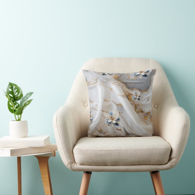Coussin Fleurs soies blanches et bleu clair sur un look so (Chaise)