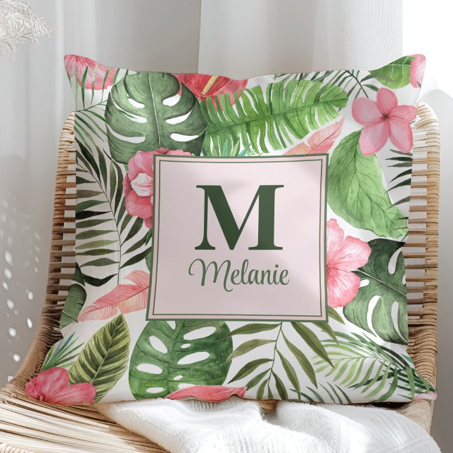 Coussin Fleurs tropicales roses et monogramme Monstera (Tropical Pink Flowers and Monstera Monogram Throw Pillow in a sunny rattan armchair.)
