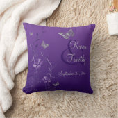 Coussin floral de souvenir de papillon gris (Couverture)