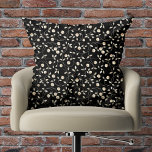 Coussin Floral noir et blanc<br><div class="desc">Un beau motif de fleurs blanches et de vignes sur le noir,  ce coussin d'accent est disponible en plusieurs tailles et matériaux et est un complément amusant à votre décor maison. CORRESPONDANCE d'objets dans notre collection.</div>
