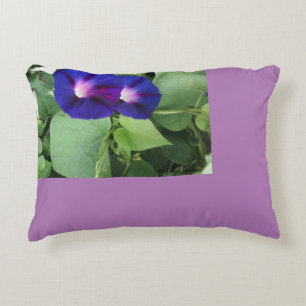 Coussin floral pourpre d'accent