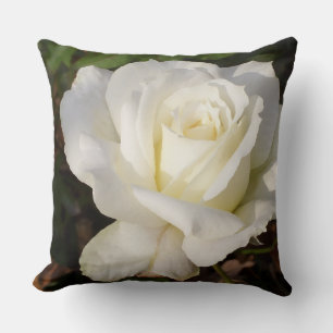 Coussin floral romantique de décor de rose blanc