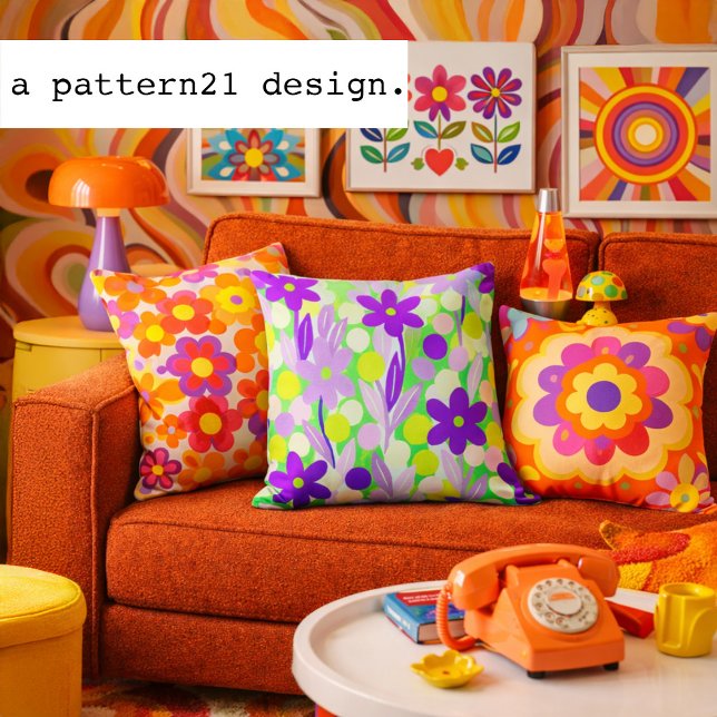 Coussin Floral Spots in lime green pattern (Groovy retro floral pillow bursting with vintage color and psychedelic charm.)