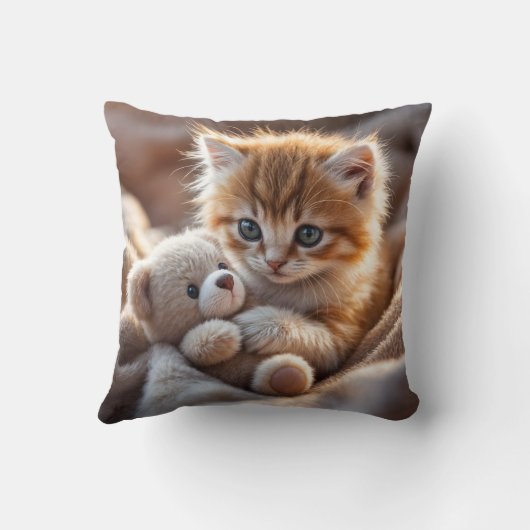 Coussin Fluffy red kitten playing with a tiny teddy bear, (Verso)