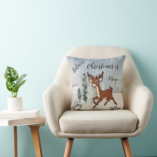 Coussin Forêt de neige avec un cerf de bébé Noël (Chaise)