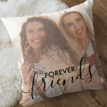 Coussin Forever Friends Black Script Overlay 2 Photo<br><div class="desc">Coussin photo personnalisé avec habillage de texte élégant. Le modèle photo est mis en place pour que vous puissiez ajouter vos propres photos - une de l'avant et une de l'arrière. L'avant a aussi la superposition de texte qui dit "pour toujours amis" en écriture manuscrite et typographie audacieuse. Ce design...</div>