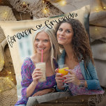 Coussin Forever Friends Love Heart Typographie Carré Photo<br><div class="desc">Chic plaque photo avec votre propre photo personnalisée. Un joli cadeau photo avec la superposition de texte qui dit "pour toujours amis" à la main lettrage et lié avec un coeur d'amour mignon. Le modèle photo est configuré pour que vous puissiez ajouter votre photo qui sera affichée au format carré,...</div>