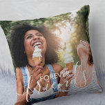 Coussin Forever Friends Script Overlay 2 Photo<br><div class="desc">Coussin photo personnalisé avec habillage de texte élégant. Le modèle photo est mis en place pour que vous puissiez ajouter vos propres photos - une de l'avant et une de l'arrière. L'avant a aussi la superposition de texte qui dit "pour toujours amis" en écriture manuscrite et typographie audacieuse. Ce design...</div>