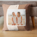 Coussin Formes modernes Brown et beige | Photo<br><div class="desc">Les coussins font des cadeaux réfléchis et pratiques, offrant confort et détente au destinataire. Voici une description du coussin comme cadeau : Offrez le cadeau du confort et de la relaxation avec ces coussins luxueux. Conçus avec les meilleurs matériaux, ces coussins sont conçus pour offrir une expérience de sommeil heureuse...</div>