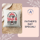 Coussin Fraisage et grillades de papa's bar and grill desi<br><div class="desc">Fraiser et griller Papa's Bar and Grill- brasseries froides et bons temps- conception de typographie vintage noir et rouge avec un texte personnalisable en rouge pour personnaliser la célébration de la fête des pères de cette année.</div>