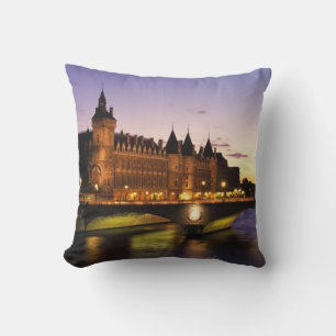 Coussin France, Paris, Seine et Conciergerie