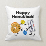 Coussin Fromage de bagel et fondu - Hanoukka heureux !<br><div class="desc">Le BFFs-Bagel et la crème juifs de nourriture Fromage-se saluent chaudement chez Hanoukka, et le jeu avec un dreidel pour le chocolat invente (gelt). Une partie de ma collection "de nourritures amicales"… cliquent sur dessus le lien de magasin ci-dessous pour les voir tous. VOUS POUVEZ CHANGER LA COULEUR D'ARRIÈRE -...</div>