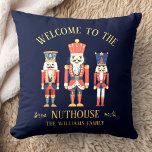 Coussin Fun Bienvenue à Nuthouse Nutcracker Noël<br><div class="desc">Ajoutez un peu d'humour de vacances avec notre coussin "Bienvenue au Nuthouse" ! Doté de trois biscuits excentriques ainsi que de votre nom de famille personnalisé,  ce design de Noël amusant apporte une touche ludique à votre décor de vacances. Parfait pour des ambiances cosy et festives !</div>