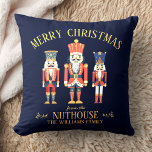 Coussin Fun Joyeux Noël de Nuthouse Nutcracker<br><div class="desc">Ajoutez un peu d'humour de vacances avec notre coussin "Joyeux Noël du Nuthouse" ! Doté de trois biscuits excentriques ainsi que de votre nom de famille personnalisé,  ce design de Noël amusant apporte une touche ludique à votre décor de vacances. Parfait pour des ambiances cosy et festives !</div>