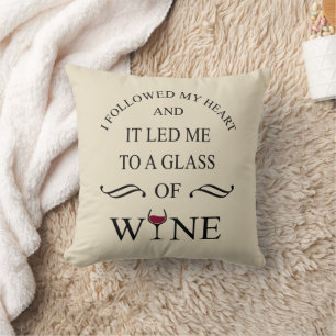 Coussin Funny cite le célèbre slogan de buveur de vin