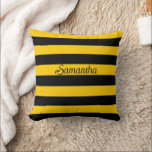 Coussin Funny Classic Bumble Bee Stripes Motif rayé<br><div class="desc">Un design motif classique à rayures larges mignonnes,  avec des rayures noires et jaunes inspirées des bees de bosse. Personnalisez-le facilement à votre texte ou à votre nom ! - conçu avec les Zaubershirts -</div>