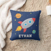 Coussin Fusée dans l'espace, planète et étoiles, nurserie (Couverture)