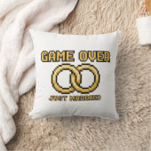 Coussin Game Over Married Funny Throw Pillow (Couverture)