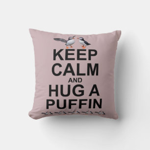 Coussin Garde ton calme et câline un macareux Pillow (Rose