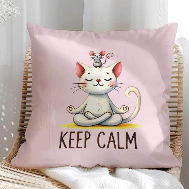 Coussin "Gardez le calme" Drôle Amoureux de les chats ("Keep Calm" Funny Cat Lovers Throw Pillow on a sunny boho rattan chair.)