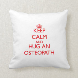 Coussin Gardez le calme et étreignez un ostéopathe